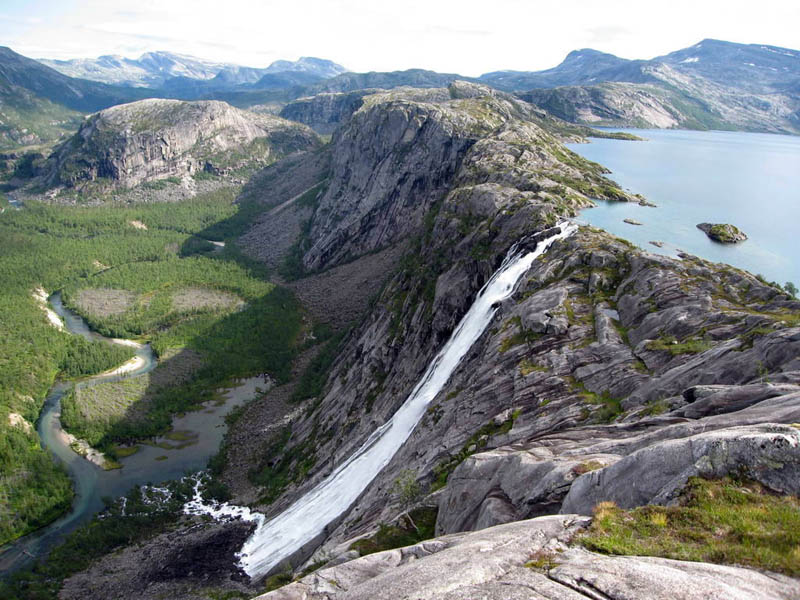 http://twistedsifter.com/2011/04/picture-of-the-day-rago-national-park-norway/